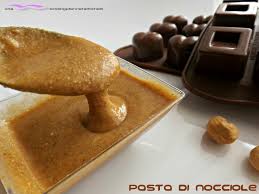 Meglio le artigianali, ma scegliendo frutta di prima qualità sgusciamo quindi le nocciole e mettiamole insieme allo zucchero, all'interno del bimby. Pasta Di Nocciole Con E Senza Bimby Una Wedding Planner Ai Fornelli