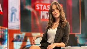 Sguardo penetrante, lunghi capelli neri e un fisico scolpito dalla palestra, la 35enne si divide fra tv, giornali e teatro. Veronica Gentili Super Sexy In Studio Gonna Aderente E Gambe Nude Foto City Pescara News