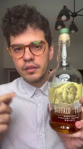Degustação do bourbon whiskey buffalo trace