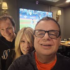 What are favorite restaurants not too far from Governor's Comedy Club?