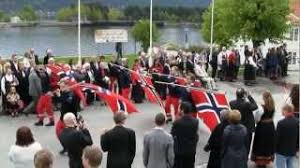 Tenker at den ene illustrasjonen skal være av et tog, ikke et gammeldagstog, men med få farger. 17 Mai Tog Youtube