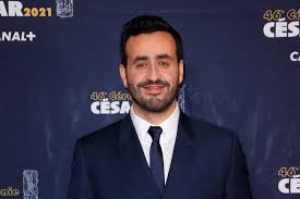 Le chef du gouvernement est souriant, avec en toile de fond les jardins de matignon et son chien au premier plan. L Eden Roc Hollywood Sur Mer Paris Match Zaher News