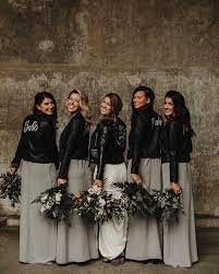 Cool Bride Vibes Bride Gray Bridesmaid Dresses Custom Leather Jackets Wedding Flo Graue Brautjungfern Kleider Lederjacke Kleid Hochzeitskleider Vintage