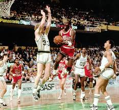 Introduction du match de 1986 entre l'equipe des chicago bulls, menée par michael jordan et les boston celtics, avec larry bird. Sports Illustrated On Twitter Michael Jordan Photos Larry Bird Michael Jordan