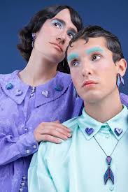 Eva Burton presenta su colección de joyería contemporánea Chromotopia