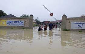 The town is located about 25 kilometres from kuala krai town.1. Banjir 4 Anggota Bomba Ditempatkan Di Smk Manek Urai