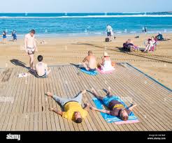 Las Palmas, Gran Canaria, Kanarische Inseln, Spanien. 1. März, 2018.  Wetter: It's business as usual auf dem Stadtstrand von Las Palmas nach  Sturm Emma Wind, Regen, und verursacht strukturelle Schäden, wie es