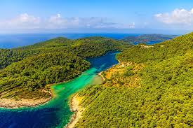 The national park includes the western part of the island, veliko jezero, malo jezero, soline bay and a sea belt 500 m wide from the most prominent cape of mljet covering an area of 54 km2. Urlaub Im Nationalpark Mljet