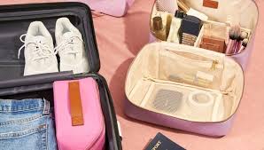 Balenie na rôzne typy dovoleniek: Pláž, hory, mesto – špecifiká