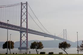 Die brücke wird ausschließlich von personenzügen befahren, güterzüge von norden nach süden nutzen die linha de vendas novas, die in vendas novas in die linha do alentejo übergeht, während diese dann in funcheira in die linha do sul mündet. Eine Brucke Fur Traum Und Verdruss Nzz
