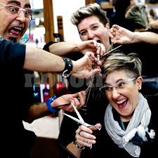 Cortan el cabello, afeitan, realizan bonitos peinados de fiesta entre otras maravillas. 25 De Agosto Dia Del Peluquero Revista Nosotros Nosotros Ellitoral Com