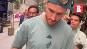 Santi Giménez atiende a aficionado del Tri