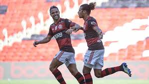 A primeira partida entre flamengo e são paulo terminou com vitória paulista por 7 a 3, em 1933. Flamengo Vence Complica O Corinthians E Apimenta A Decisao Na Proxima Rodada Lance