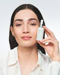 ✨ ¡Un aroma sensualmente adictivo! ✨ Whispers of Me, una fragancia femenina  que realzara tu atractivo sin esfuerzos gracias a su combinación de  almizcle de última generación y brillantes pétalos. 🥀 Encuéntralo