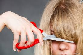 Et le résultat serait mieux que chez la coiffeuse. Comment Se Couper Les Cheveux Les Erreurs A Eviter Et Les Bons Conseils Terrafemina