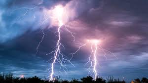 Yıldırım, bulutların üst katmanlarında oluşan pozitif yükler ile alt katmanlarda oluşan negatif yükler arasındaki enerji transferi olarak tanımlanabilir. Hindistan Da Yildirim Dusmesi Sonucu Hayatini Kaybedenlerin Sayisi 107 Ye Yukseldi