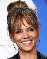 During the ielts speaking exam you may want to talk about what people look like. 30 Hairstyles That Will Make You Look Younger Anti Aging Haircuts For 2021
