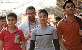 Dangal Filminin Konusu Nedir Dangal Oyuncu Kadrosu Guereşte boelgesel olarak bircok başari kazanmiş mahavir singh (aamir khan) tecruebelerini aktarip yetiştirecegi. dangal filminin konusu nedir dangal