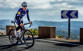 A liderança do giro d'italia tem, até ao momento, um dono português. Joao Almeida Deceuninck Quick Step Cycling Team