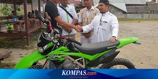 Suami pergoki istri selingkuh, boncengan mesra naik sepeda motor dengan pria lain. Demi Bantu Warga Miskin Pria Ini Beli Motor Trail Yang Tak Disukainya