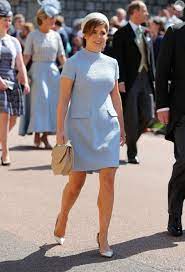 Foi para uma visita à abadia de westminster, no passado dia 18 de julho, que a princesa eugenie um visual perfeito para dias de maior calor, graças à leveza do tecido do vestido, mas que também. A Princesa Eugenie Prima De Harry Tambem Foi De Vestido Claro No Casamento De Harry Co Royal Wedding Outfits Royal Wedding Guests Outfits Royal Wedding Dress