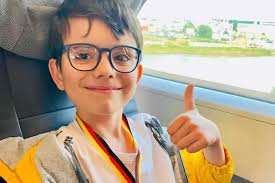 Leo an der Hand von Toni Kroos