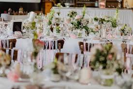 Tischdeko kaufen bestellen tischgestecke oder girlanden tischband streudekos und zarte ketten für ihre tischdekoration zur hochzeit, geburtstag , taufe kommunion oder konfirmation glasnuggest. Beispiele Fur Tischdekoration Auf Langen Tafeln Bei Der Hochzeit