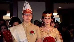 Model gaun kebaya pengantin kristen. Sulitnya Mengesampingkan Gengsi Di Pernikahan Adat Batak Halaman All Kompasiana Com