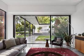 Otrzymaj 12.000 s stockowego materiału wideo interior of modern kitchen in z 29.97 kl./s. This Suburban House Received A Modern Extension And Updated Backyard Claremont Wa 6010 Australia