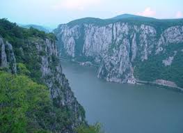 La intrarea vaporului în cazanele mici, pe malul sârbesc poate fi văzută placa tabula traiana. Obiective Turistice