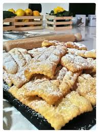 La versione più leggera e senza burro ma ugualmente squisita, delle classiche chiacchiere fritte che si preparano a carnevale! Chiacchiere Di Carnevale Croccanti E Senza Burro