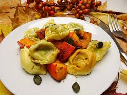 Rezept Fur Herbstpasta Tortellini Mit Kurbis Und Kurbiskernen Vom Foodblog Applethree Pasta Pastarecipes Tortellini Rezept Lebensmittel Essen Essen Reise