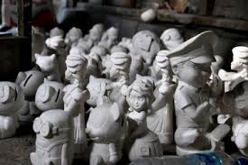 Tanpa cetakan gypsum ini maka jangan harap anda akan bisa membuat atau mencetak sebatang jika sudah maka selanjutnya letakan cetakan list gypsum tersebut pada meja yang mempunyai. Melihat Lebih Dekat Perajin Celengan Gypsum Di Desa Bangsri Kecamatan Jepon Website Pemerintah Kab Blora