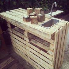 9 Idees Geniales Pour Customiser Un Bar Exterieur En Palette Bar Exterieur Evier Exterieur Fabriquer Un Canape