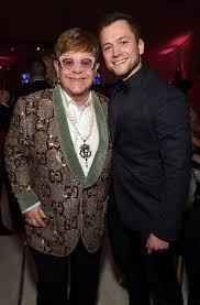 Rami malek, ben hardy, gwilym lee and others. Taron Egerton Spielt Megastar In Rocketman Wird Er Zum Jungen Elton John Bild De