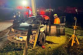 Mulher morre após carro sair da pista e colidir em poste na entrada da cidade