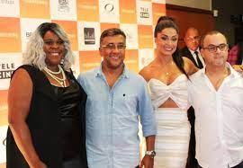 A personagem começa a falar, aleatoriamente, latim. Pre Estreia Os Farofeiros Em Recife Com Parte Do Elenco Pamela Auto Blog Let Me Be Weird Blogueira De 3 Pamela Auto Comedia Brasileira Blogueiras Filmes