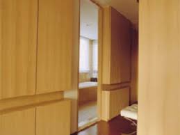 Sekat kamar tidur dengan triplek memang bisa menjadi pilihan, dan penggunaan triplek untuk sekat tidak selamanya terlihat kuno dan norak. Dinding Triplek
