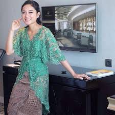 Diposkan oleh admin di 10:56 pm. 10 Model Kebaya Modern Inspirasi Busana Pesta Pernikahan Womantalk