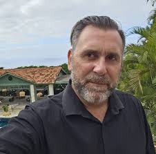 Tengo un suelo en el patio de hormigon impreso y le han salido muchas  manchas blancas, puede ser pq el agua alli tiene mucha cal. Que consejo o  con que podria limpiarlo