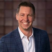 300+ perfiles de «Derek»