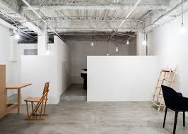 Exposed can lights are helpful for organizing stage shows in the most beautiful ways and the lights make it all the way more appealing to audiences. Hair Salon With An Exposed Ceiling And Twisting Lights By Sides Core