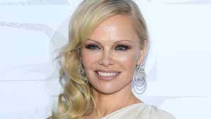 Mit dieser nachricht überrascht pamela anderson ihre fans: Baywatch Star Pamela Anderson Sie Trug Ein Umwerfend Romantisches Brautkleid Und Gummistiefel Bunte De