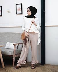 Kamu sedang bingung mau pakai outfit apa ke kondangan? 25 Ide Outfit Baju Atasan Berhijab Ala Selebgram 2018 Terbaik Hijab Model Pakaian Hijab Gaya Model Pakaian