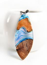 Grande Ciondolo Di Legno E Resina Regalo Unico Ogni Giorno Etsy Wood Resin Jewelry Resin Jewelry Wood Jewelry Diy
