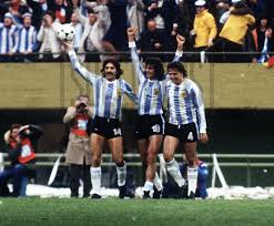 Leopoldo jacinto luque debutó en la primera de rosario central en 1972, jugó en unión de santa fe entre 1973 y 1975, a mediados de ese año angel labruna lo llevó a river, en 1978 césar luis menotti le dio la titularidad como centrodelantero del. Soccrates Images L R Leopoldo Luque Of Argentina Mario Kempes Of Argentina Daniel Bertoni Of Argentina Celebrate