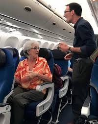 Le - PASSAGERS EN CLASSE AFFAIRES NE FAITES PAS ATTENTION À LA PAUVRE VIEILLE  DAME JUSQU'À CE QUE LE PILOTE S'ADRESSE À ELLE “Je ne veux pas m'asseoir à  côté de celle-ci...
