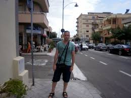 1916 in einem kleinen dorf im süden geboren, prägt er die geschichte der jungen republik nach 1945 über jahre und jahrzehnte. Viale Aldo Moro Bild Von Hotel Moderno Sardinien Tripadvisor