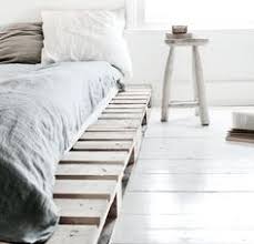 Bricolage Decliner Les Palettes C Est Beau Et Pas Cher Lit En Palette Chambre Grise Et Blanche Deco Chambre Grise