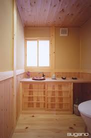 和風住宅のトイレ 壁に腰板と塗壁 天井には杉の節板貼 和風住宅 トイレ 和風トイレ 腰板 木質感 水回り 内観 桧 手洗いカウンター 設計事務所 菅野企画設計 ホームウェア 住宅 トイレ おしゃれ